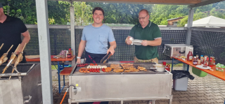 Gartenfest mit Regenschauern 